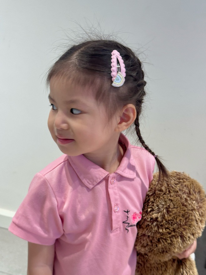 Em bé "Pam chu chu" trong ngày khai giảng năm học mới: Vẫn xinh ngoan yêu nhưng "cổ lớn nhanh quá!"- Ảnh 1. Em bé "Pam chu chu" trong ngày khai giảng năm học mới: Vẫn xinh ngoan yêu nhưng "cổ lớn nhanh quá!"- Ảnh 1.