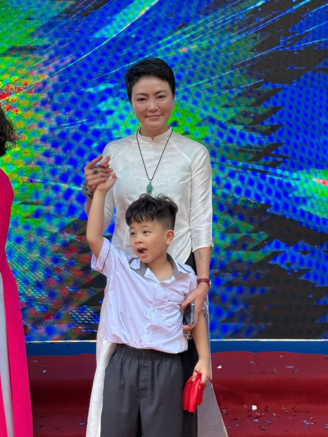 Xả vai bà ngoại, cô Văn Thùy Dương "chạy show" tất bật trong ngày khai giảng: Hot mom U60 nhưng thần thái và vóc dáng vẫn cực đỉnh- Ảnh 2. Xả vai bà ngoại, cô Văn Thùy Dương "chạy show" tất bật trong ngày khai giảng: Hot mom U60 nhưng thần thái và vóc dáng vẫn cực đỉnh- Ảnh 2.