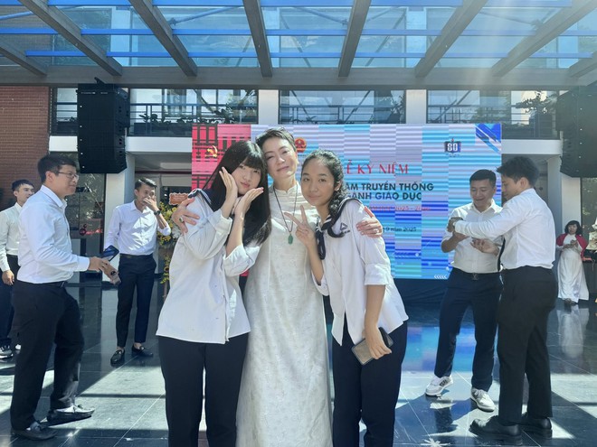 Xả vai bà ngoại, cô Văn Thùy Dương "chạy show" tất bật trong ngày khai giảng: Hot mom U60 nhưng thần thái và vóc dáng vẫn cực đỉnh- Ảnh 8. Xả vai bà ngoại, cô Văn Thùy Dương "chạy show" tất bật trong ngày khai giảng: Hot mom U60 nhưng thần thái và vóc dáng vẫn cực đỉnh- Ảnh 8.