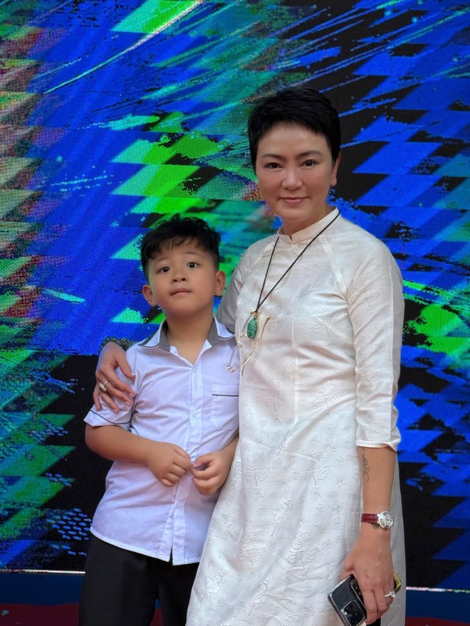 Xả vai bà ngoại, cô Văn Thùy Dương "chạy show" tất bật trong ngày khai giảng: Hot mom U60 nhưng thần thái và vóc dáng vẫn cực đỉnh- Ảnh 3. Xả vai bà ngoại, cô Văn Thùy Dương "chạy show" tất bật trong ngày khai giảng: Hot mom U60 nhưng thần thái và vóc dáng vẫn cực đỉnh- Ảnh 3.