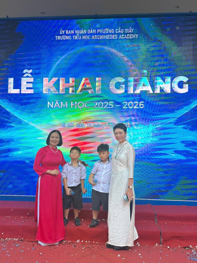 Xả vai bà ngoại, cô Văn Thùy Dương "chạy show" tất bật trong ngày khai giảng: Hot mom U60 nhưng thần thái và vóc dáng vẫn cực đỉnh- Ảnh 1. Xả vai bà ngoại, cô Văn Thùy Dương "chạy show" tất bật trong ngày khai giảng: Hot mom U60 nhưng thần thái và vóc dáng vẫn cực đỉnh- Ảnh 1.