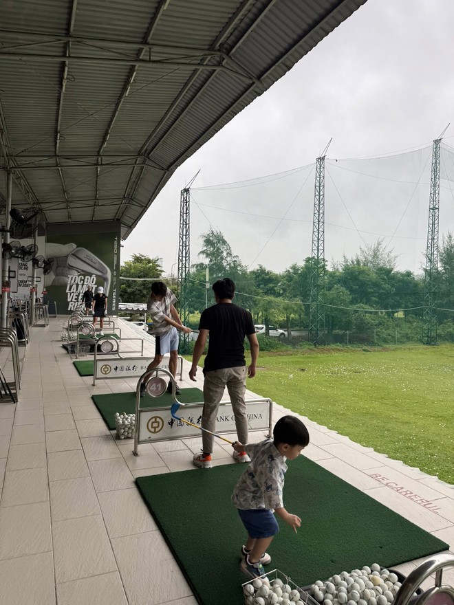 xem bong da truc tiep cup c1 cuối tuần thư giãn cùng bố bên sân golf: Chuẩn thiếu gia nhà hào môn đây rồi- Ảnh 4.
