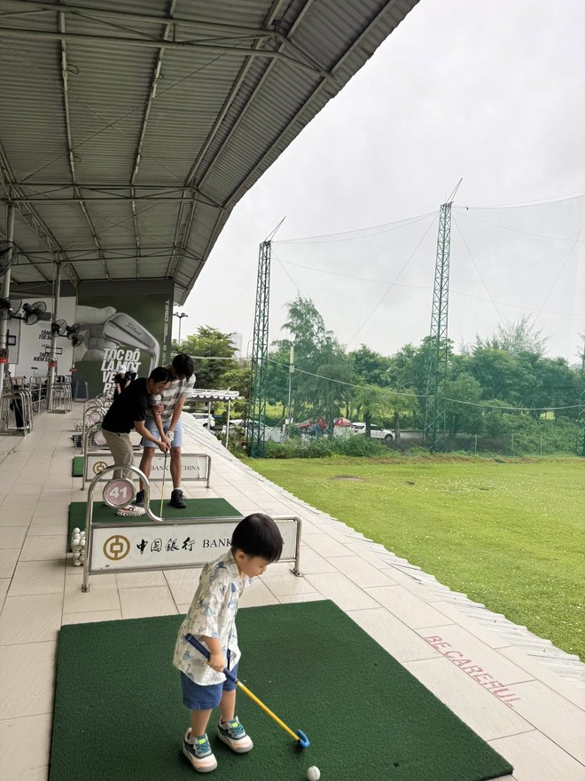 xem bong da truc tiep cup c1 cuối tuần thư giãn cùng bố bên sân golf: Chuẩn thiếu gia nhà hào môn đây rồi- Ảnh 5.