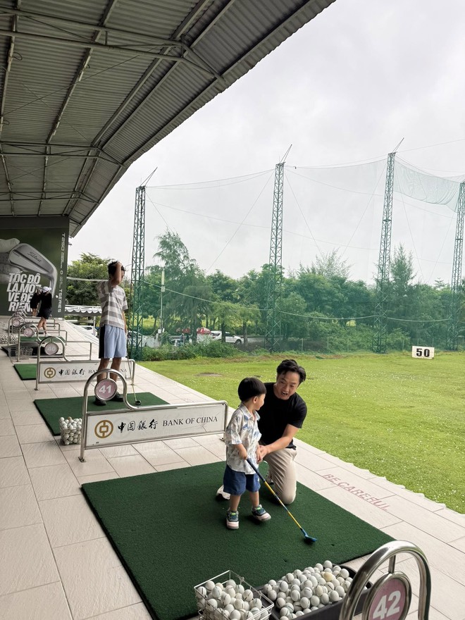 xem bong da truc tiep cup c1 cuối tuần thư giãn cùng bố bên sân golf: Chuẩn thiếu gia nhà hào môn đây rồi- Ảnh 3.