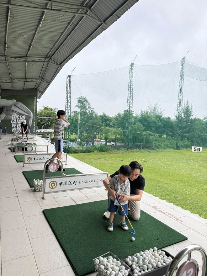 xem bong da truc tiep cup c1 cuối tuần thư giãn cùng bố bên sân golf: Chuẩn thiếu gia nhà hào môn đây rồi- Ảnh 2.