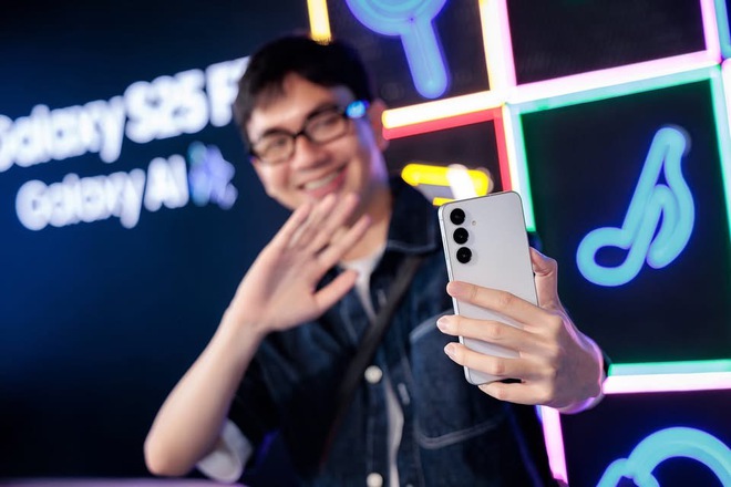 lich truc tiep bong da ngoai hang anh - ‘cánh cửa’ bước vào trải nghiệm flagship với Galaxy AI: Giá từ 16,69 triệu đồng, pin cải thiện, hiệu năng ổn - Ảnh 4.