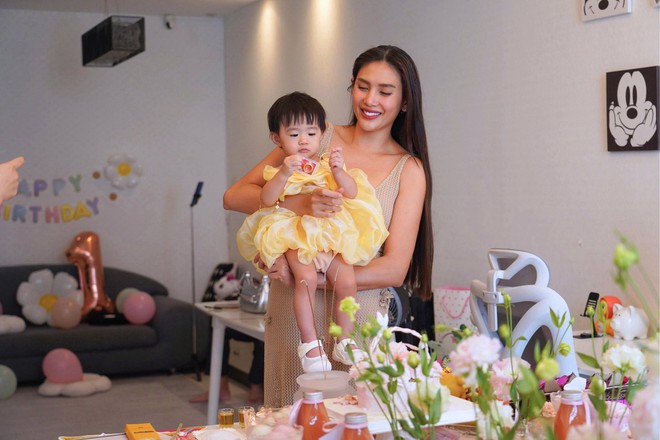 Tiệc thôi nôi cực xinh xẻo và ấm cúng nhưng không kém phần sang chảnh của em bé Nubi nhà siêu mẫu Võ Hoàng Yến- Ảnh 4. Tiệc thôi nôi cực xinh xẻo và ấm cúng nhưng không kém phần sang chảnh của em bé lich tuong thuat truc tiep bong da hom nay nhà siêu mẫu Võ Hoàng Yến- Ảnh 4.