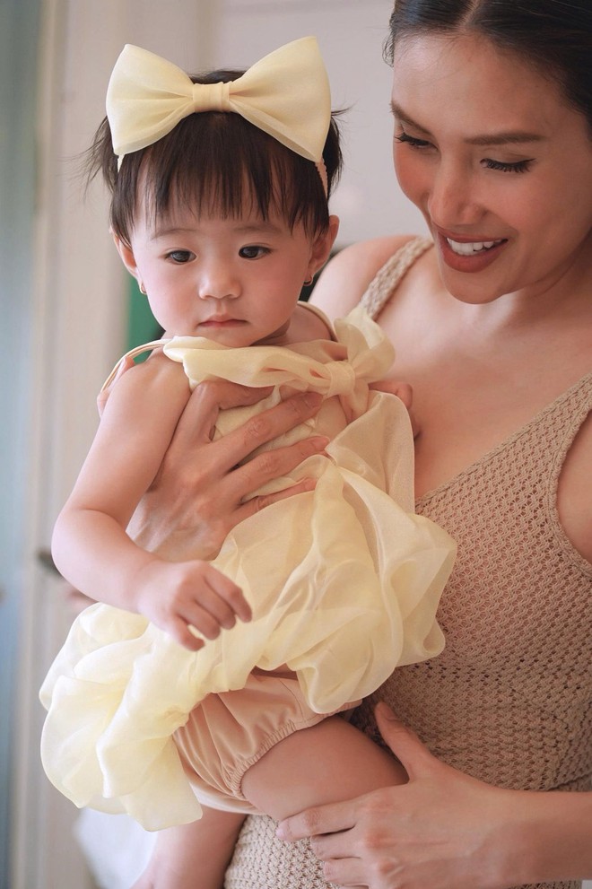Tiệc thôi nôi cực xinh xẻo và ấm cúng nhưng không kém phần sang chảnh của em bé Nubi nhà siêu mẫu Võ Hoàng Yến- Ảnh 1. Tiệc thôi nôi cực xinh xẻo và ấm cúng nhưng không kém phần sang chảnh của em bé lich tuong thuat truc tiep bong da hom nay nhà siêu mẫu Võ Hoàng Yến- Ảnh 1.