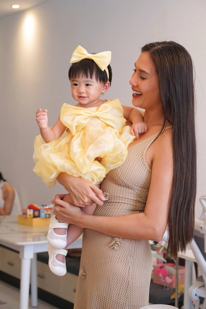 Tiệc thôi nôi cực xinh xẻo và ấm cúng nhưng không kém phần sang chảnh của em bé Nubi nhà siêu mẫu Võ Hoàng Yến- Ảnh 2. Tiệc thôi nôi cực xinh xẻo và ấm cúng nhưng không kém phần sang chảnh của em bé lich tuong thuat truc tiep bong da hom nay nhà siêu mẫu Võ Hoàng Yến- Ảnh 2.
