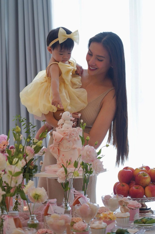 Tiệc thôi nôi cực xinh xẻo và ấm cúng nhưng không kém phần sang chảnh của em bé Nubi nhà siêu mẫu Võ Hoàng Yến- Ảnh 3. Tiệc thôi nôi cực xinh xẻo và ấm cúng nhưng không kém phần sang chảnh của em bé lich tuong thuat truc tiep bong da hom nay nhà siêu mẫu Võ Hoàng Yến- Ảnh 3.