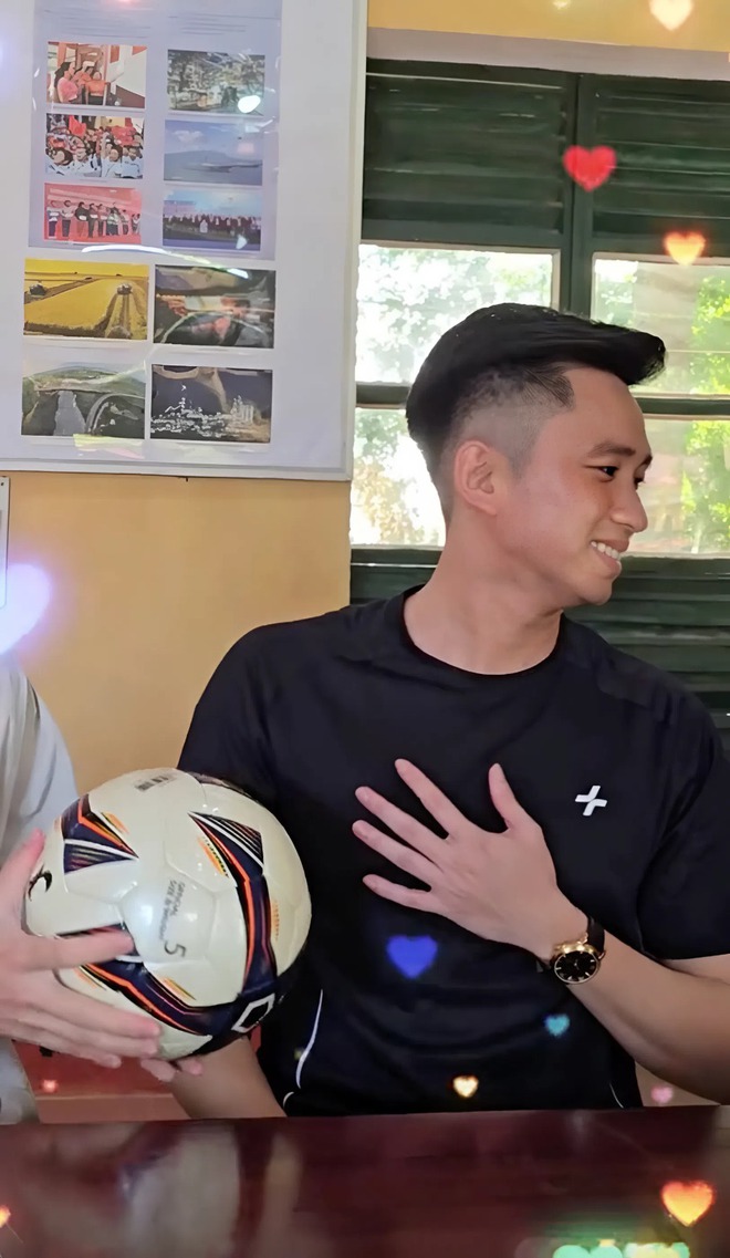 Lê Hoàng Hiệp có làn da trắng khiến fangirl phát ghen, thì ra anh quân nhân giữ da kĩ lắm- Ảnh 4. Lê Hoàng Hiệp có làn xem bong da truc tiep nhanh nhat trắng khiến fangirl phát ghen, thì ra anh quân nhân giữ xem bong da truc tiep nhanh nhat kĩ lắm- Ảnh 4.