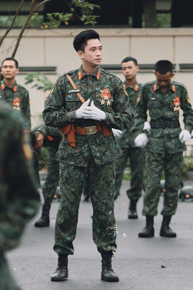Lê Hoàng Hiệp có làn da trắng khiến fangirl phát ghen, thì ra anh quân nhân giữ da kĩ lắm- Ảnh 2. Lê Hoàng Hiệp có làn xem bong da truc tiep nhanh nhat trắng khiến fangirl phát ghen, thì ra anh quân nhân giữ xem bong da truc tiep nhanh nhat kĩ lắm- Ảnh 2.