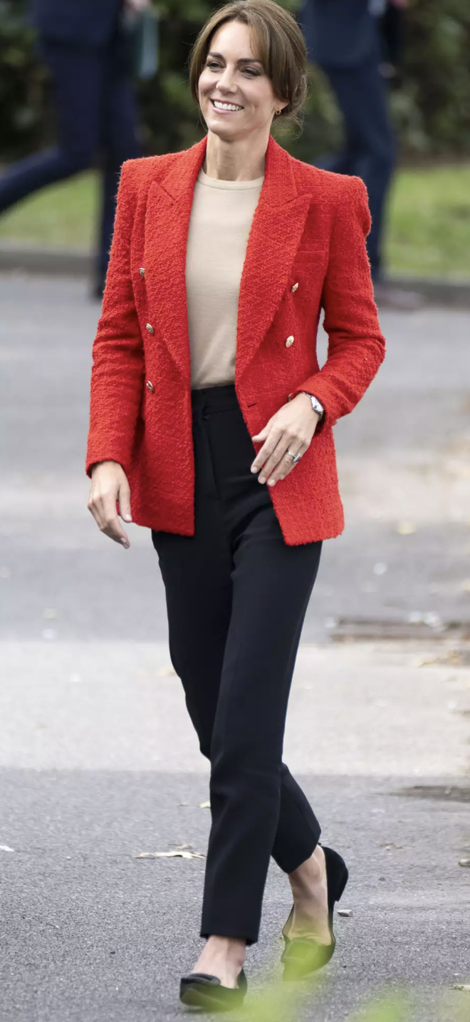 Vì sao phụ nữ trung niên nên thêm một bộ pantsuit trong tủ đồ giống Vương phi Kate?- Ảnh 2. Vì sao phụ nữ trung niên nên thêm một bộ pantsuit trong tủ đồ giống Vương phi Kate?- Ảnh 2.