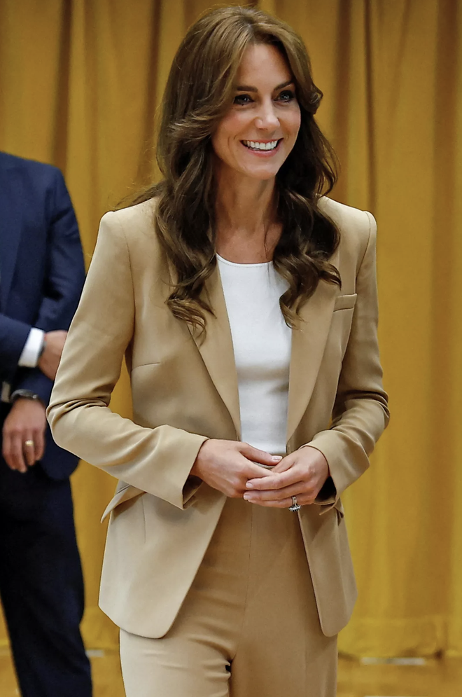 Vì sao phụ nữ trung niên nên thêm một bộ pantsuit trong tủ đồ giống Vương phi Kate?- Ảnh 3. Vì sao phụ nữ trung niên nên thêm một bộ pantsuit trong tủ đồ giống Vương phi Kate?- Ảnh 3.
