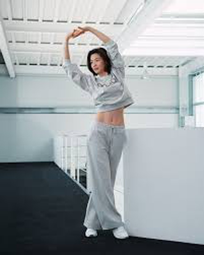 Kh&ocirc;ng tin nổi đ&acirc;y l&agrave; cơ bụng của b&agrave; mẹ 2 con đ&atilde; sang tuổi 45! Jun Ji Hyun tiết lộ mẹo đ&aacute;ng học hỏi cho chị em tuổi trung ni&ecirc;n trong năm 2026- Ảnh 3.