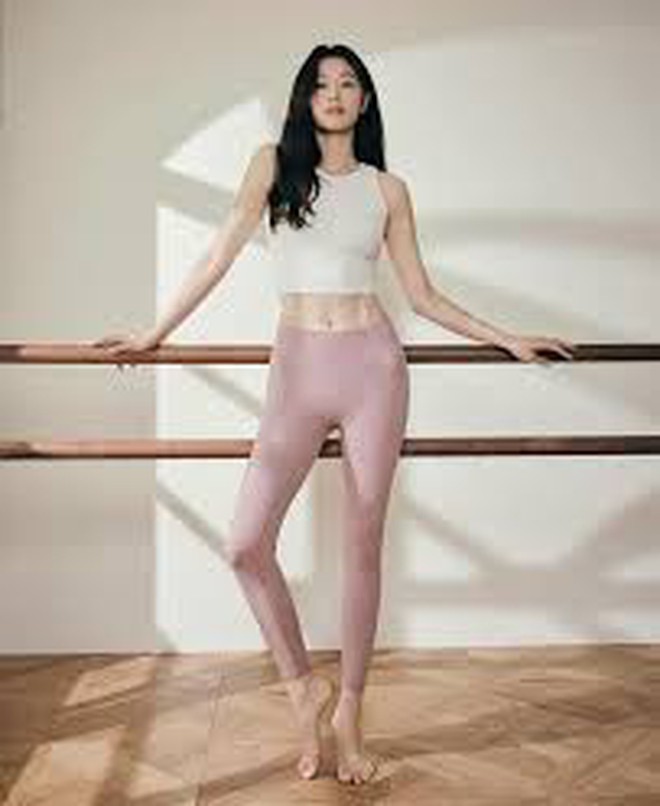 Kh&ocirc;ng tin nổi đ&acirc;y l&agrave; cơ bụng của b&agrave; mẹ 2 con đ&atilde; sang tuổi 45! Jun Ji Hyun tiết lộ mẹo đ&aacute;ng học hỏi cho chị em tuổi trung ni&ecirc;n trong năm 2026- Ảnh 2.