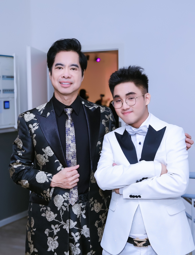 Ngọc Sơn c&ugrave;ng học tr&ograve; h&aacute;t hơn 10 tiếng đồng hồ trong liveshow ở Đức- Ảnh 4.