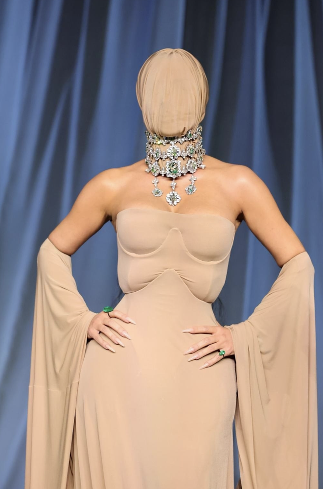 Jennie mặc thiết kế từng đẩy Kim Kardashian v&agrave;o b&atilde;o tranh c&atilde;i: Jennie win chặt!- Ảnh 6.