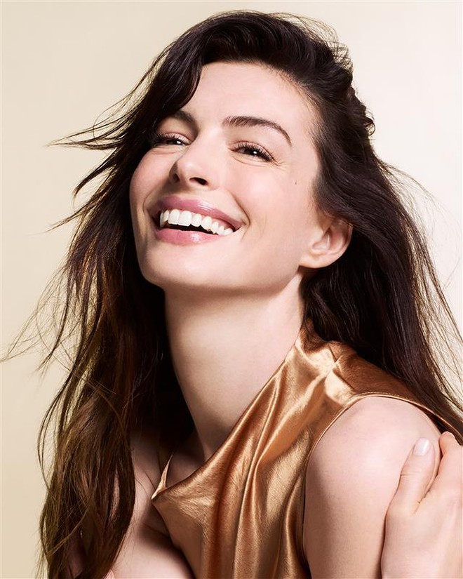 Quảng c&aacute;o sản phẩm chống l&atilde;o ho&aacute; của Anne Hathaway g&acirc;y tranh c&atilde;i- Ảnh 1.