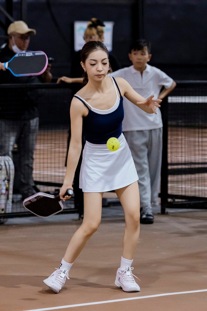 Visual trắng phát sáng trên sân pickleball của Nhật Lê- Ảnh 7. Visual trắng phát sáng trên sân pickleball của Nhật Lê- Ảnh 7.