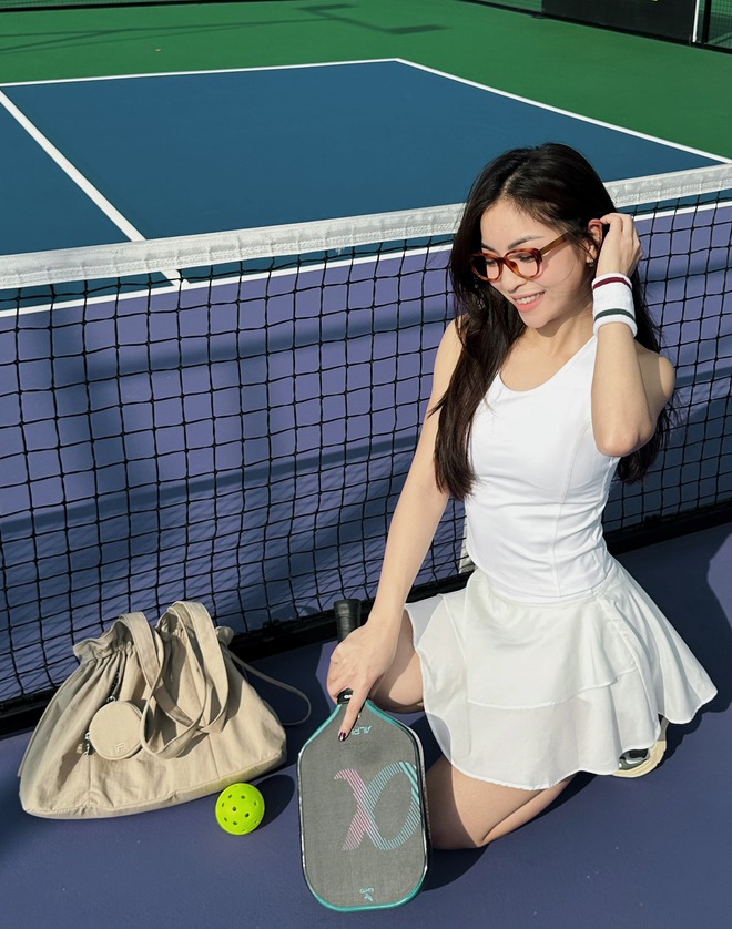 Visual trắng phát sáng trên sân pickleball của Nhật Lê- Ảnh 2. Visual trắng phát sáng trên sân pickleball của Nhật Lê- Ảnh 2.