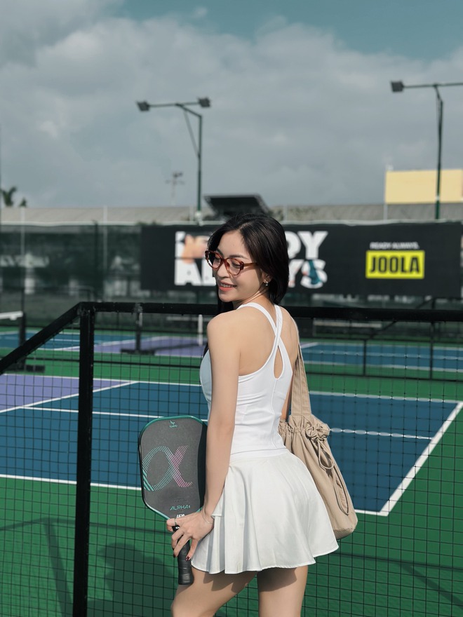 Visual trắng phát sáng trên sân pickleball của Nhật Lê- Ảnh 3. Visual trắng phát sáng trên sân pickleball của Nhật Lê- Ảnh 3.