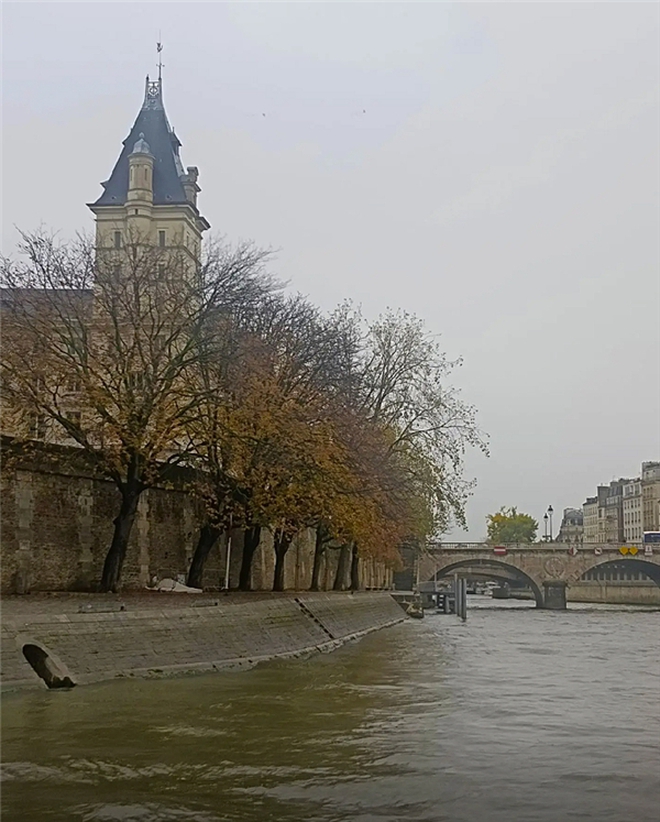 Bộ ảnh đi chơi Paris của &ocirc;ng ch&uacute; trung ni&ecirc;n viral to&agrave;n cầu: Cả năm marketing của du lịch Ph&aacute;p &ldquo;thua đau&rdquo; dưới 1 chiếc điện thoại- Ảnh 7.