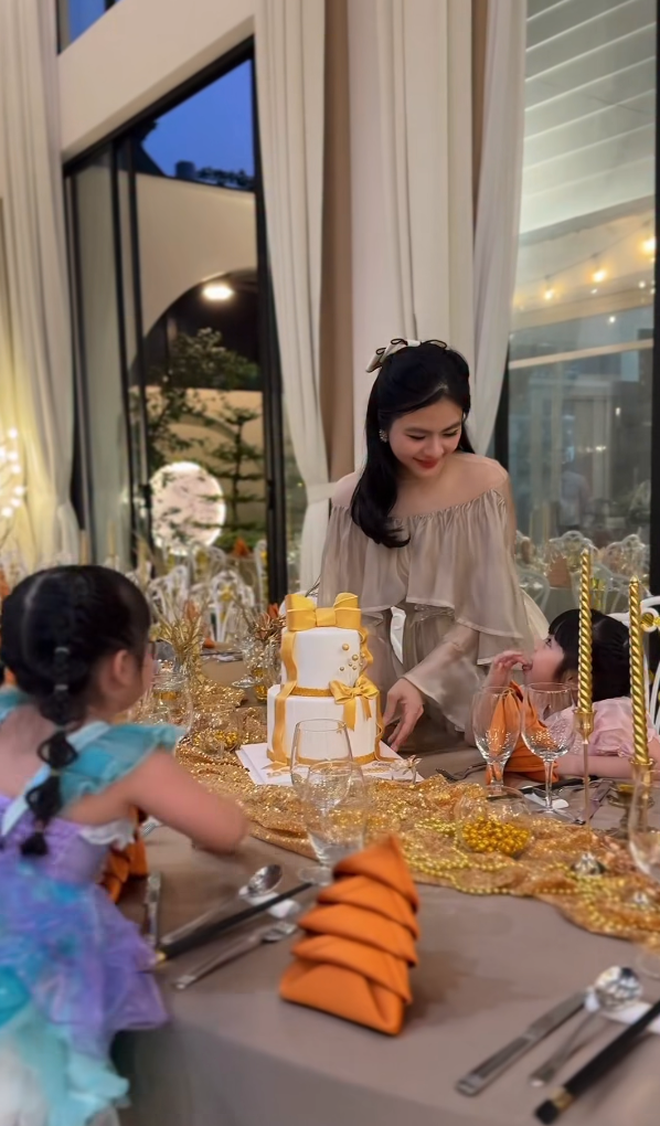 Ph&uacute; b&agrave; 4 con ở dinh thự 1000m2 tự tay chuẩn bị lễ kỷ niệm 10 năm ng&agrave;y cưới, đỉnh thế n&agrave;y bảo sao chồng m&ecirc; đắm!- Ảnh 2.