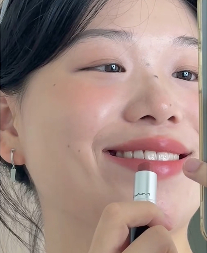 C&oacute; h&atilde;ng son cứ trời lạnh l&agrave; chiếm s&oacute;ng MXH: Qu&aacute; nhiều m&agrave;u hot trend, l&ecirc;n m&ocirc;i slay th&ocirc;i rồi!- Ảnh 2.