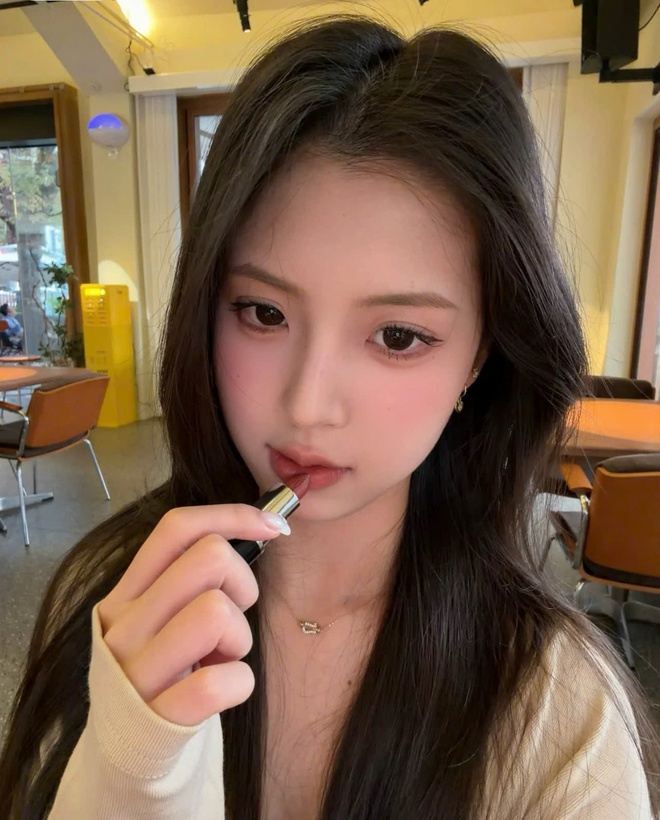 C&oacute; h&atilde;ng son cứ trời lạnh l&agrave; chiếm s&oacute;ng MXH: Qu&aacute; nhiều m&agrave;u hot trend, l&ecirc;n m&ocirc;i slay th&ocirc;i rồi!- Ảnh 12.