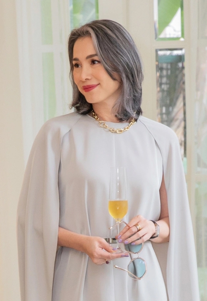 Hoa hậu tuổi 50 nổi tiếng t&oacute;c bạc đầy đầu vẫn chứng minh m&igrave;nh trẻ l&acirc;u đẳng cấp qua l&agrave;n da gi&agrave; chậm: 2 b&iacute; quyết được tiết lộ- Ảnh 4.