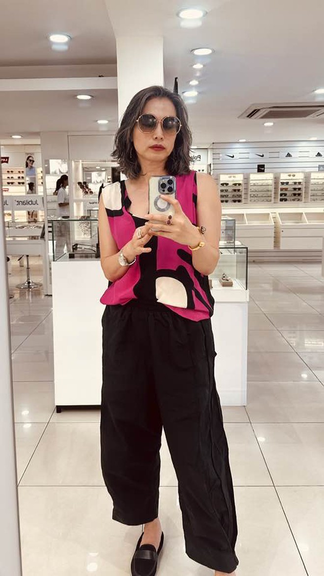 Hoa hậu tuổi 50 nổi tiếng t&oacute;c bạc đầy đầu vẫn chứng minh m&igrave;nh trẻ l&acirc;u đẳng cấp qua l&agrave;n da gi&agrave; chậm: 2 b&iacute; quyết được tiết lộ- Ảnh 8.