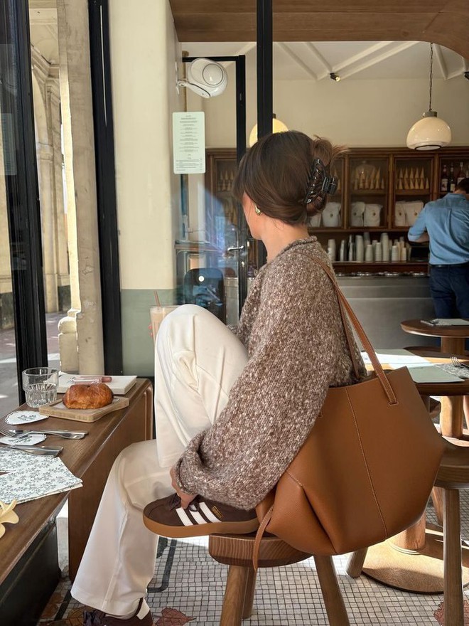 Pol&egrave;ne sắp tăng gi&aacute;, d&acirc;n t&igrave;nh xếp h&agrave;ng d&agrave;i tranh thủ mua gom- Ảnh 1.