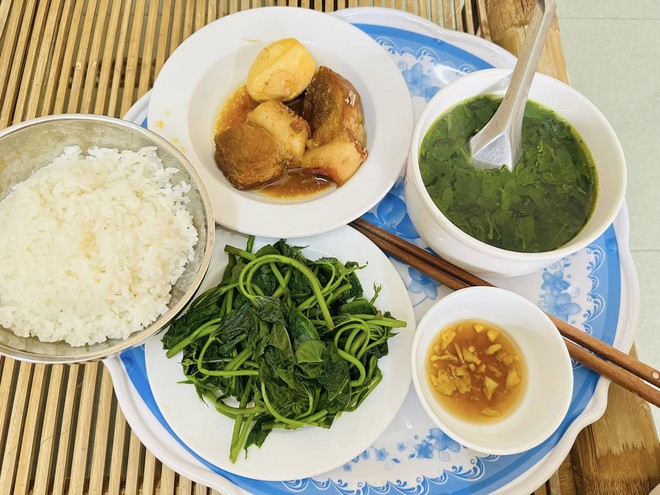 Thực đơn cơm cữ giúp mẹ bỉm hút đều 2 lít sữa mỗi ngày: Những mâm cơm giản dị nhưng Thực đơn cơm cữ giúp mẹ bỉm hút đều 2 lít sữa mỗi ngày: Những mâm cơm giản dị nhưng