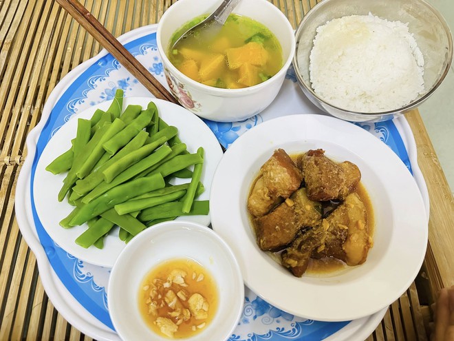 Thực đơn cơm cữ giúp mẹ bỉm hút đều 2 lít sữa mỗi ngày: Những mâm cơm giản dị nhưng Thực đơn cơm cữ giúp mẹ bỉm hút đều 2 lít sữa mỗi ngày: Những mâm cơm giản dị nhưng