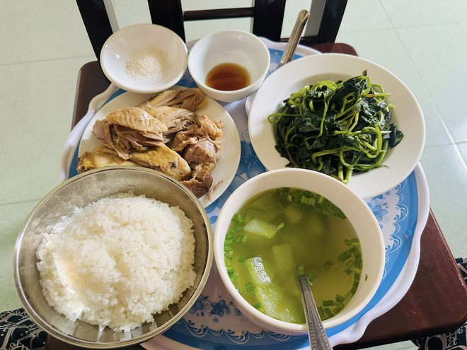 Thực đơn cơm cữ giúp mẹ bỉm hút đều 2 lít sữa mỗi ngày: Những mâm cơm giản dị nhưng Thực đơn cơm cữ giúp mẹ bỉm hút đều 2 lít sữa mỗi ngày: Những mâm cơm giản dị nhưng