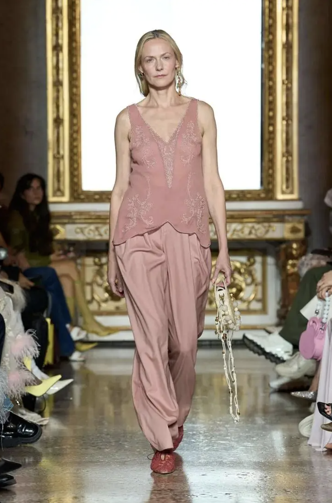 Dự b&aacute;o 10 gam m&agrave;u thống trị Xu&acirc;n H&egrave; 2026: Từ "chữa l&agrave;nh" dịu nhẹ đến rực rỡ ki&ecirc;u h&atilde;nh, mặc l&ecirc;n l&agrave; thấy kh&iacute; chất ng&uacute;t ng&agrave;n- Ảnh 32.