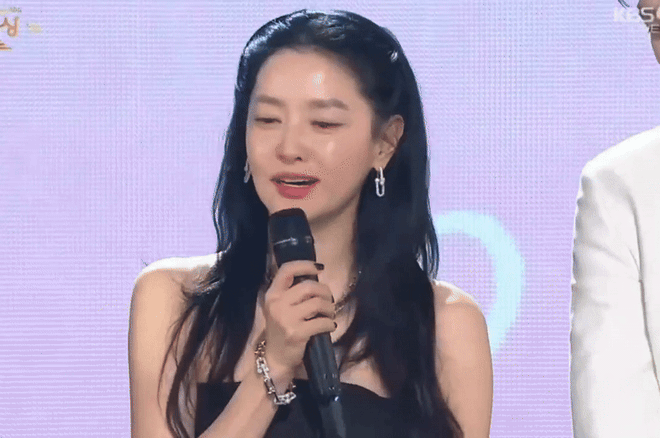 Mỹ nh&acirc;n 54 tuổi cứ đăng h&igrave;nh l&agrave; g&acirc;y x&ocirc;n xao, chu tr&igrave;nh skincare vừa tiết lộ n&oacute;i l&ecirc;n tất cả- Ảnh 10.