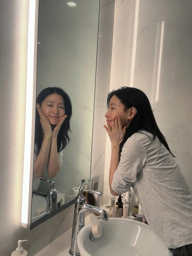 Mỹ nh&acirc;n 54 tuổi cứ đăng h&igrave;nh l&agrave; g&acirc;y x&ocirc;n xao, chu tr&igrave;nh skincare vừa tiết lộ n&oacute;i l&ecirc;n tất cả- Ảnh 2.