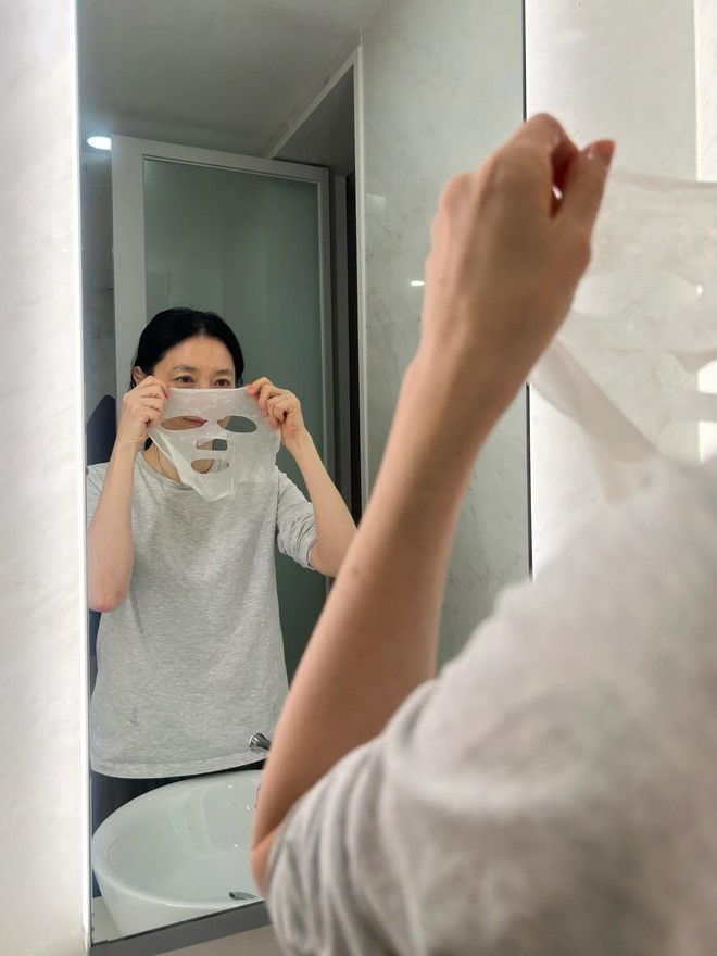 Mỹ nh&acirc;n 54 tuổi cứ đăng h&igrave;nh l&agrave; g&acirc;y x&ocirc;n xao, chu tr&igrave;nh skincare vừa tiết lộ n&oacute;i l&ecirc;n tất cả- Ảnh 7.