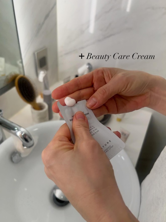 Mỹ nh&acirc;n 54 tuổi cứ đăng h&igrave;nh l&agrave; g&acirc;y x&ocirc;n xao, chu tr&igrave;nh skincare vừa tiết lộ n&oacute;i l&ecirc;n tất cả- Ảnh 8.