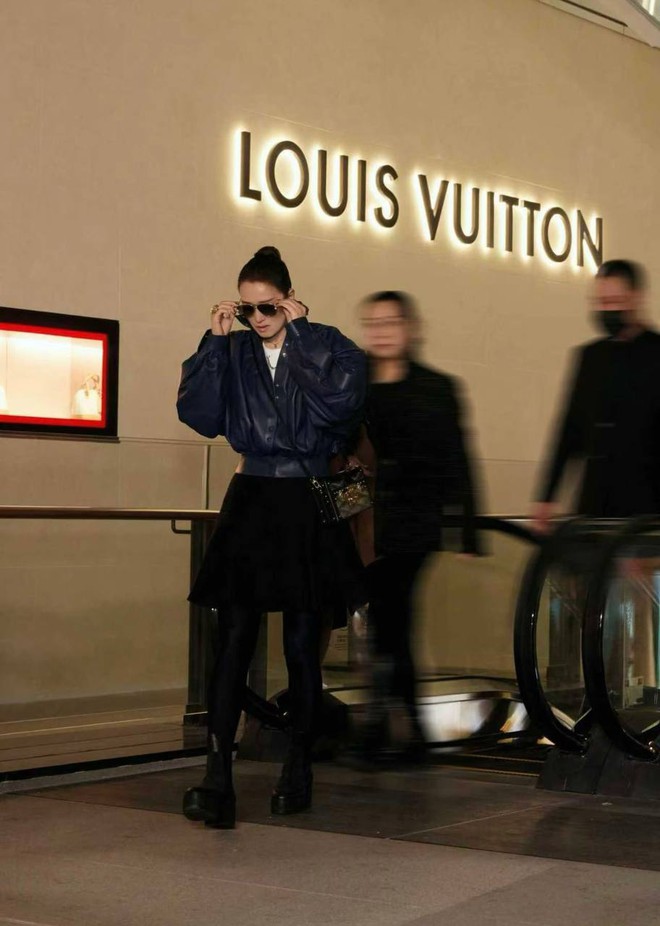 60 tuổi kh&ocirc;ng ai được như minh tinh n&agrave;y: Thần th&aacute;i quyền lực, mỉm cười vẫy tay một c&aacute;i l&agrave; triệu người nể nang- Ảnh 5.