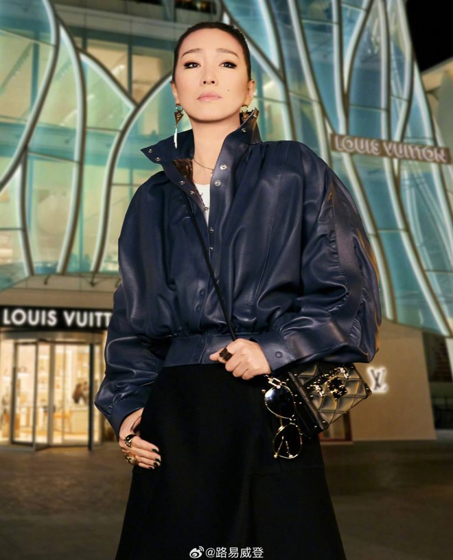 60 tuổi kh&ocirc;ng ai được như minh tinh n&agrave;y: Thần th&aacute;i quyền lực, mỉm cười vẫy tay một c&aacute;i l&agrave; triệu người nể nang- Ảnh 6.