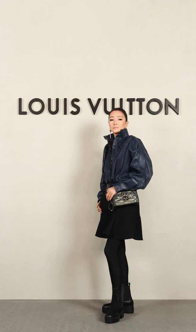 60 tuổi kh&ocirc;ng ai được như minh tinh n&agrave;y: Thần th&aacute;i quyền lực, mỉm cười vẫy tay một c&aacute;i l&agrave; triệu người nể nang- Ảnh 4.