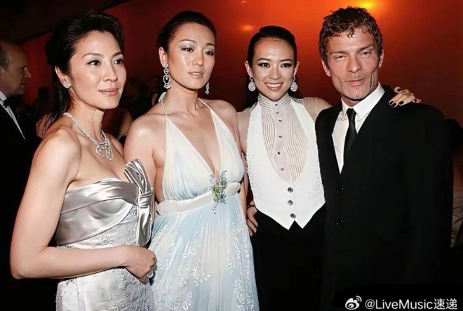 60 tuổi kh&ocirc;ng ai được như minh tinh n&agrave;y: Thần th&aacute;i quyền lực, mỉm cười vẫy tay một c&aacute;i l&agrave; triệu người nể nang- Ảnh 11.