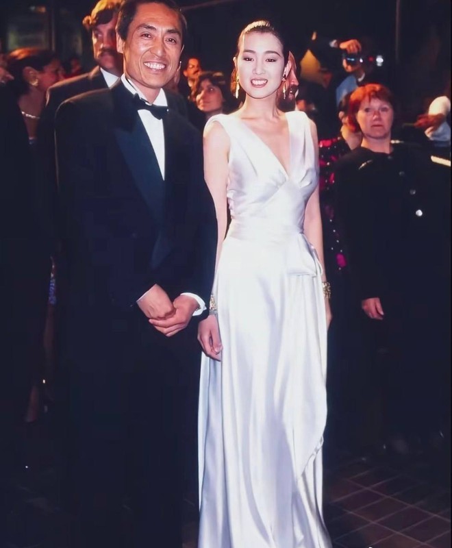 60 tuổi kh&ocirc;ng ai được như minh tinh n&agrave;y: Thần th&aacute;i quyền lực, mỉm cười vẫy tay một c&aacute;i l&agrave; triệu người nể nang- Ảnh 10.