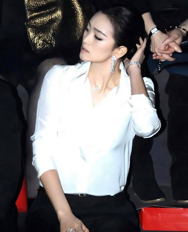 60 tuổi kh&ocirc;ng ai được như minh tinh n&agrave;y: Thần th&aacute;i quyền lực, mỉm cười vẫy tay một c&aacute;i l&agrave; triệu người nể nang- Ảnh 9.