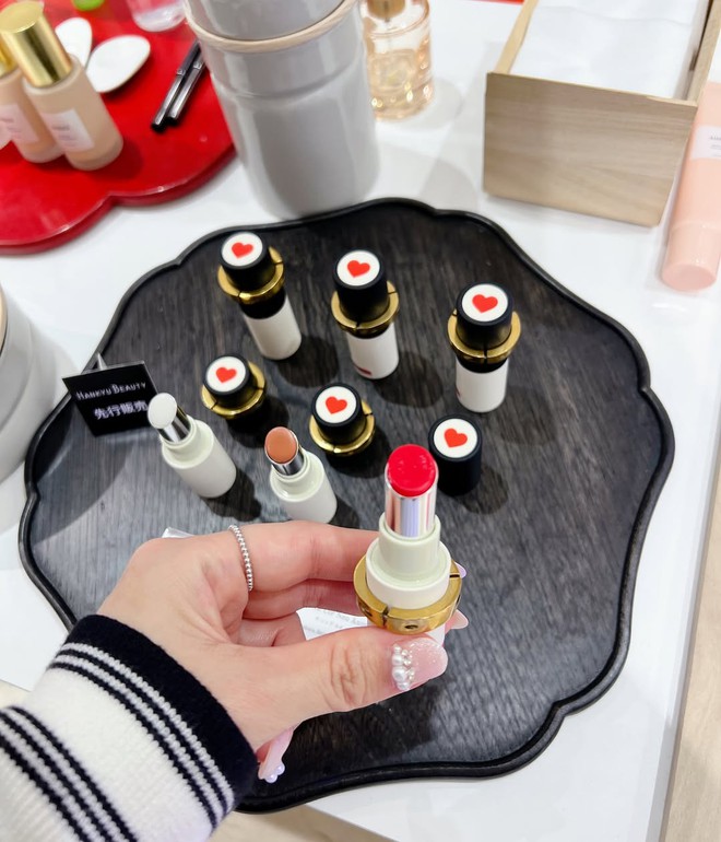 6 thỏi son dưỡng l&ecirc;n m&ocirc;i đẹp kinh khủng, xứng đ&aacute;ng xuống tiền nhất đầu năm 2026- Ảnh 7.