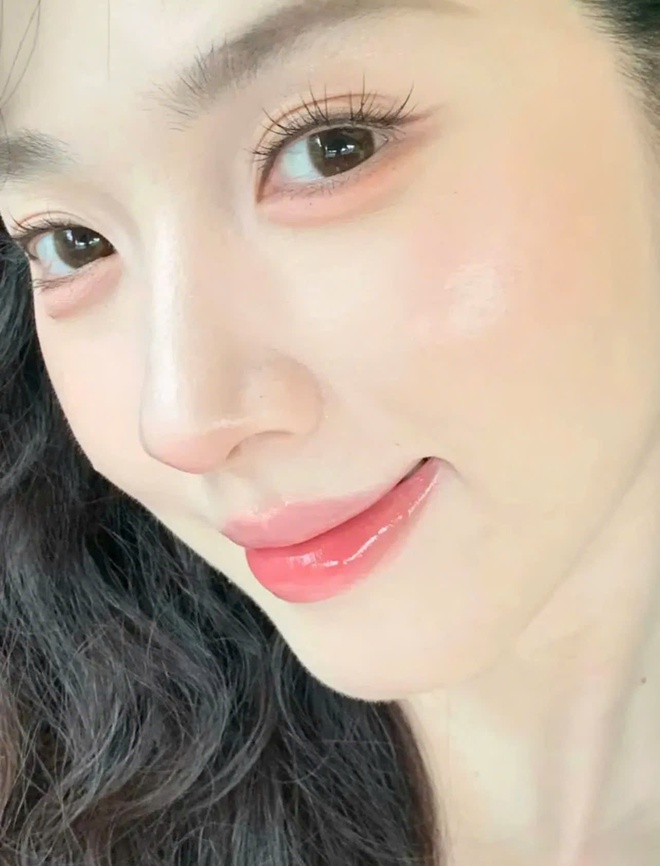 6 thỏi son dưỡng l&ecirc;n m&ocirc;i đẹp kinh khủng, xứng đ&aacute;ng xuống tiền nhất đầu năm 2026- Ảnh 4.