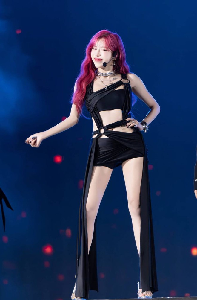 Đ&ocirc;i ch&acirc;n "ảo như d&ugrave;ng app" của Trang Ph&aacute;p, nh&igrave;n sang người b&ecirc;n cạnh mới bất ngờ- Ảnh 1.